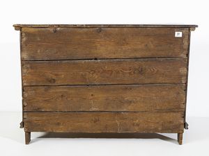 MANIFATTURA LOMBARDA DEL XVIII SECOLO : Canterano in legno di noce, fronte a quattro cassetti decorati da riserve mistilinee, lesene scolpite in foggia di cariatidi, fianchi dritti, piedi a mensola imitanti zampe ferine  - Asta Asta 469 | ARTE ANTICA E DEL XIX SECOLO Online - Associazione Nazionale - Case d'Asta italiane