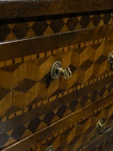 MANIFATTURA DEL XVIII-XIX SECOLO : Cassettone lastronato e intarsiato a marqueterie, tre cassetti sul fronte, gambe troncopiramidali  - Asta Asta 469 | ARTE ANTICA E DEL XIX SECOLO Online - Associazione Nazionale - Case d'Asta italiane