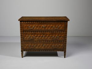 MANIFATTURA DEL XVIII-XIX SECOLO : Cassettone lastronato e intarsiato a marqueterie, tre cassetti sul fronte, gambe troncopiramidali  - Asta Asta 469 | ARTE ANTICA E DEL XIX SECOLO Online - Associazione Nazionale - Case d'Asta italiane