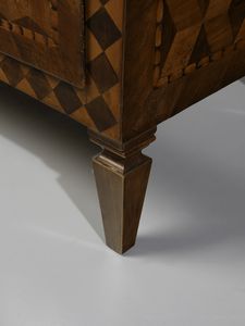 MANIFATTURA DEL XVIII-XIX SECOLO : Cassettone lastronato e intarsiato a marqueterie, tre cassetti sul fronte, gambe troncopiramidali  - Asta Asta 469 | ARTE ANTICA E DEL XIX SECOLO Online - Associazione Nazionale - Case d'Asta italiane