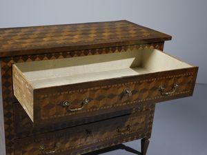 MANIFATTURA DEL XVIII-XIX SECOLO : Cassettone lastronato e intarsiato a marqueterie, tre cassetti sul fronte, gambe troncopiramidali  - Asta Asta 469 | ARTE ANTICA E DEL XIX SECOLO Online - Associazione Nazionale - Case d'Asta italiane