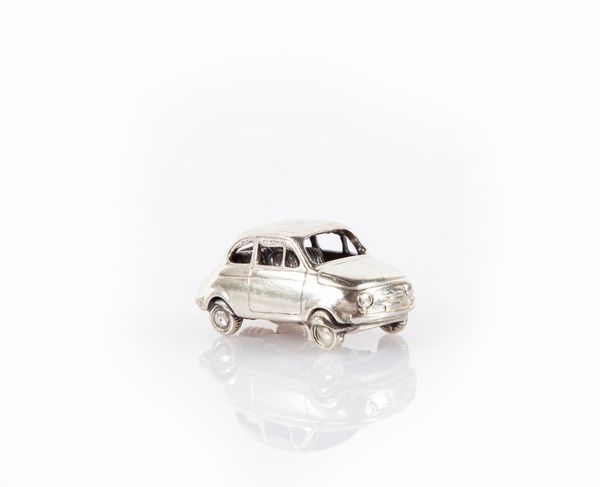 Modellino in miniatura della 500 Fiat in argento 800/000  - Asta Penne e accessori dalla collezione di Enrico e Antonello Falqui e altre provenienze - Associazione Nazionale - Case d'Asta italiane