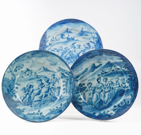 Tre grandi piatti.<BR>Savona, primi del XVIII secolo.<BR>  - Asta Ceramiche e vetri - Associazione Nazionale - Case d'Asta italiane