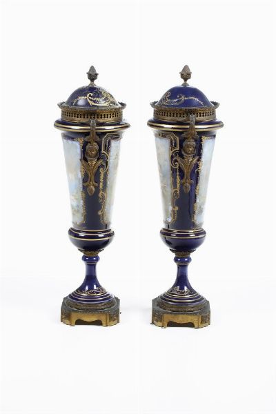 Coppia di vasi.<BR>Francia, verso la fine del XIX secolo.  - Asta Ceramiche e vetri - Associazione Nazionale - Case d'Asta italiane