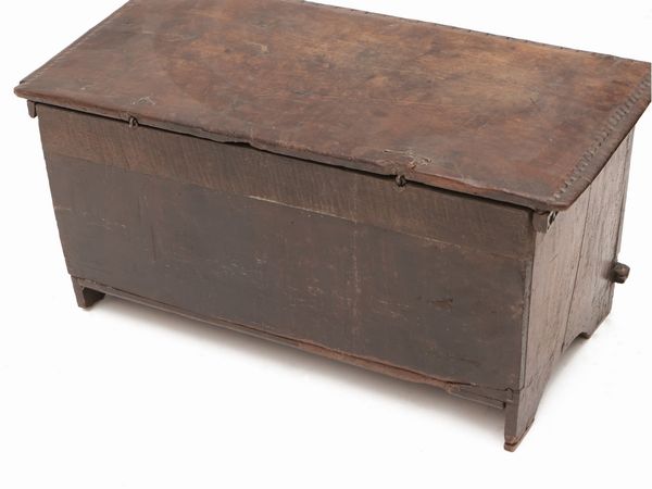 Piccola cassapanca in noce  - Asta Dballage. Occasioni in asta - Associazione Nazionale - Case d'Asta italiane