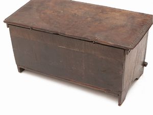 Piccola cassapanca in noce  - Asta Dballage. Occasioni in asta - Associazione Nazionale - Case d'Asta italiane