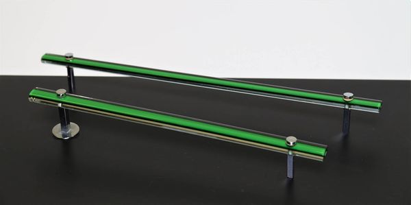 VENINI : Coppia di portasciugamani in vetro incamiciato verde e metallo cromato, anni 60  - Asta ASTA 247 DESIGN - Associazione Nazionale - Case d'Asta italiane