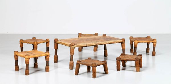 - : Sei sgabelli e un tavolino in legno e pelle anni 60  - Asta ASTA 247 DESIGN - Associazione Nazionale - Case d'Asta italiane