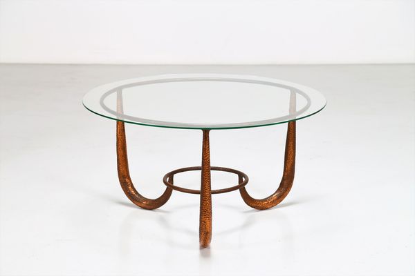 Anonimo : Tavolino tondo in rarme battuto e piano in vetro, anni 50  - Asta ASTA 247 DESIGN - Associazione Nazionale - Case d'Asta italiane