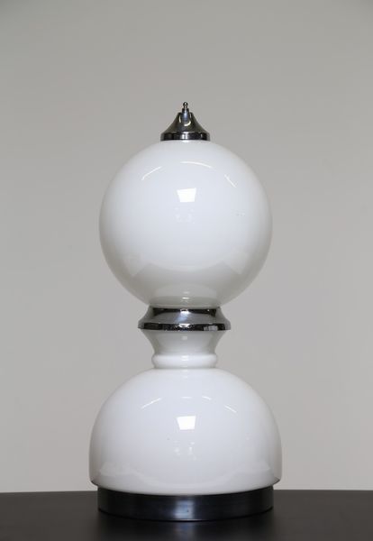 AV MAZZEGA : Lampada da tavolo in vetro opalino e metallo cromato, anni 60  - Asta ASTA 247 DESIGN - Associazione Nazionale - Case d'Asta italiane