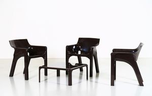 VICO MAGISTRETTI - Tre poltroncine e un tavolino in plastica, Mod. Gaudi per Artemide anni 70