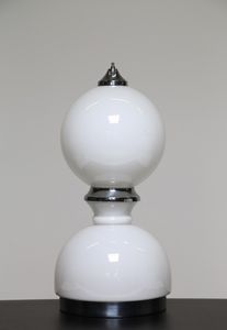 AV MAZZEGA - Lampada da tavolo in vetro opalino e metallo cromato, anni 60