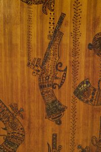 POTENZA GIANMARIA (n. 1936) : Pannello decorato con pistole  - Asta Asta 471 | DESIGN E ARTI DECORATIVE DEL NOVECENTO Online - Associazione Nazionale - Case d'Asta italiane
