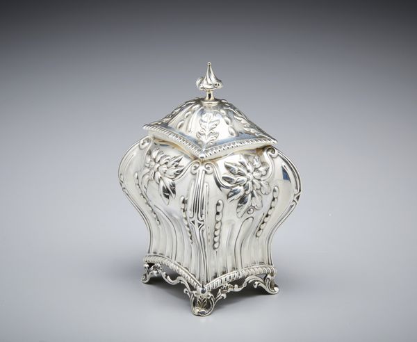 ARGENTIERE INGLESE DEL XIX-XX SECOLO : Porta t� in argento sbalzato con coperchio, corpo decorato con motivi vegetali, a volute e baccellati  - Asta Asta 472 | ARTE ANTICA E DEL XIX SECOLO Virtuale - Associazione Nazionale - Case d'Asta italiane