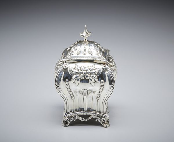 ARGENTIERE INGLESE DEL XIX-XX SECOLO : Porta t� in argento sbalzato con coperchio, corpo decorato con motivi vegetali, a volute e baccellati  - Asta Asta 472 | ARTE ANTICA E DEL XIX SECOLO Virtuale - Associazione Nazionale - Case d'Asta italiane