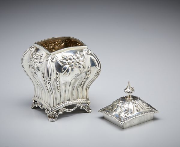 ARGENTIERE INGLESE DEL XIX-XX SECOLO : Porta t� in argento sbalzato con coperchio, corpo decorato con motivi vegetali, a volute e baccellati  - Asta Asta 472 | ARTE ANTICA E DEL XIX SECOLO Virtuale - Associazione Nazionale - Case d'Asta italiane