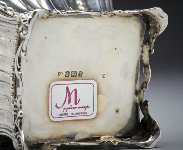 ARGENTIERE INGLESE DEL XIX-XX SECOLO : Porta t� in argento sbalzato con coperchio, corpo decorato con motivi vegetali, a volute e baccellati  - Asta Asta 472 | ARTE ANTICA E DEL XIX SECOLO Virtuale - Associazione Nazionale - Case d'Asta italiane