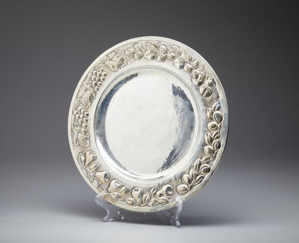 ARGENTIERE ITALIANO DEL XX SECOLO : Piatto da portata in argento sbalzato con decori in forma di frutti e rami fogliati lungo il bordo esterno  - Asta Asta 472 | ARTE ANTICA E DEL XIX SECOLO Virtuale - Associazione Nazionale - Case d'Asta italiane