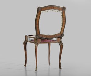 MANIFATTURA FRANCESE DEL XIX-XX SECOLO : Tavolino espositore lastronato, in stile Luigi XV, con decorazioni e profili in metallo dorato e piano apribile, gambe arcuate  - Asta Asta 472 | ARTE ANTICA E DEL XIX SECOLO Virtuale - Associazione Nazionale - Case d'Asta italiane