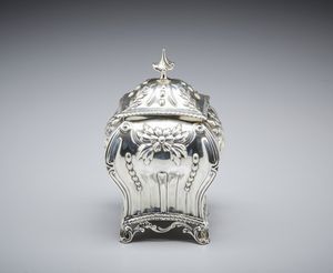 ARGENTIERE INGLESE DEL XIX-XX SECOLO : Porta t� in argento sbalzato con coperchio, corpo decorato con motivi vegetali, a volute e baccellati  - Asta Asta 472 | ARTE ANTICA E DEL XIX SECOLO Virtuale - Associazione Nazionale - Case d'Asta italiane