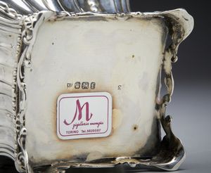 ARGENTIERE INGLESE DEL XIX-XX SECOLO : Porta t� in argento sbalzato con coperchio, corpo decorato con motivi vegetali, a volute e baccellati  - Asta Asta 472 | ARTE ANTICA E DEL XIX SECOLO Virtuale - Associazione Nazionale - Case d'Asta italiane