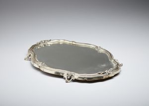 ARGENTIERE ITALIANO DEL XX SECOLO : Centrotavola a vassoio con fondo a specchio e bordo in argento di forma mistilinea  - Asta Asta 472 | ARTE ANTICA E DEL XIX SECOLO Virtuale - Associazione Nazionale - Case d'Asta italiane