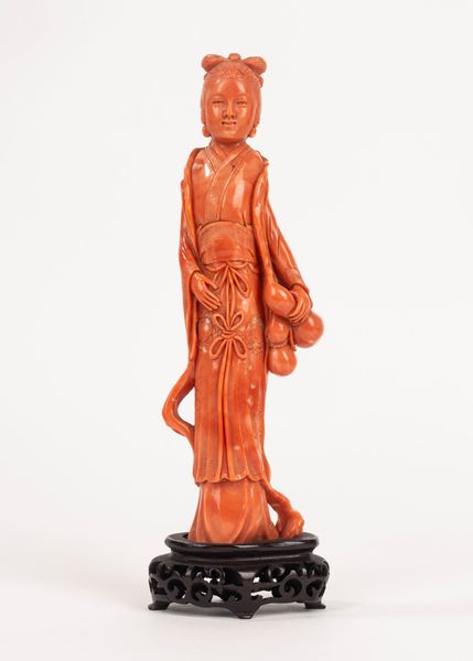 ☼ Figura femminile con zucche, scultura in corallo, Cina secolo XX  - Asta Incanti d'Arte - Associazione Nazionale - Case d'Asta italiane