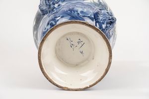 Anfora biansata in maiolica bianca e blu, secolo XX  - Asta Incanti d'Arte - Associazione Nazionale - Case d'Asta italiane