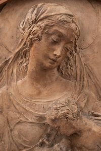 Altorilievo in terracotta raffigurante Madonna con Bambino, secolo XIX  - Asta Incanti d'Arte - Associazione Nazionale - Case d'Asta italiane