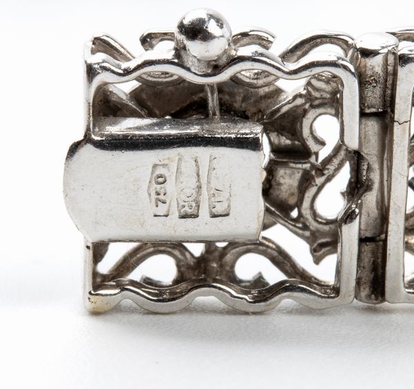 Bracciale a maglie fantasia in oro bianco, incastonato con linea di diamanti.  - Asta Gioielli e Orologi - Associazione Nazionale - Case d'Asta italiane