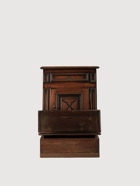 Inginocchiatoio in noce, Piemonte, prima met del XVIII secolo  - Asta Antiquariato - Associazione Nazionale - Case d'Asta italiane