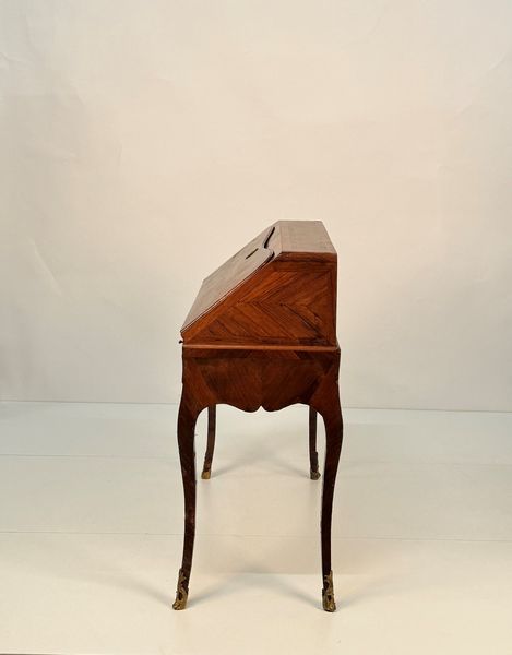 Piccolo scrittoio a ribalta lastronato in bois de violette, Genova, XVIII secolo  - Asta Antiquariato - Associazione Nazionale - Case d'Asta italiane