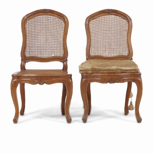 Coppia di sedie in legno intagliato. XVIII secolo  - Asta Antiquariato - Associazione Nazionale - Case d'Asta italiane