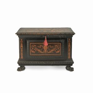 Piccola cassapanca in legno ebanizzato intarsiata in legno di frutto, XX secolo  - Asta Antiquariato - Associazione Nazionale - Case d'Asta italiane
