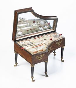 Necessaire in forma di modellino di pianoforte in legno lastronato ed ebanizzato. Attrezzi in madreperla e metallo. XIX secolo  - Asta Antiquariato - Associazione Nazionale - Case d'Asta italiane