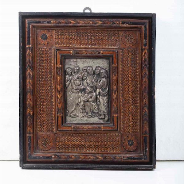 Placchetta in rame dorato con Ges� tra vari personaggi, entro cornice intarsiata  - Asta Scultura - Associazione Nazionale - Case d'Asta italiane
