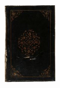 Piatti in cartone laccato con decorazioni arabescate.  - Asta Libri, autografi e manoscritti - Associazione Nazionale - Case d'Asta italiane