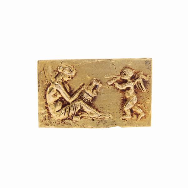 Spilla in oro giallo 18kt scolpita a raffigurare scena mitologica  - Asta Gioielli e Orologi Web Only - Associazione Nazionale - Case d'Asta italiane