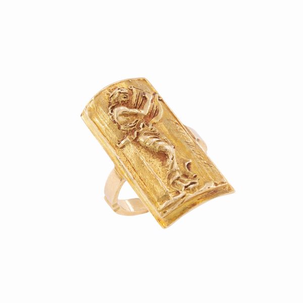 Anello in oro giallo 18kt scolpito ed inciso a raffigurare una musicante  - Asta Gioielli e Orologi Web Only - Associazione Nazionale - Case d'Asta italiane