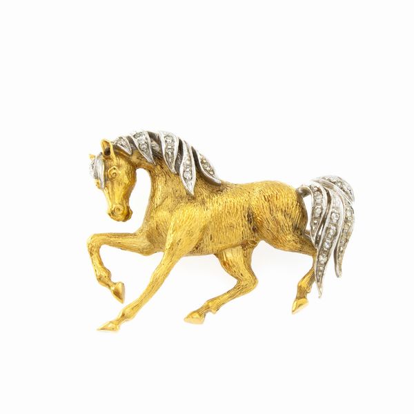 Spilla cavallo in oro giallo satinato 18kt e diamanti taglio huit-huit  - Asta Gioielli e Orologi Web Only - Associazione Nazionale - Case d'Asta italiane