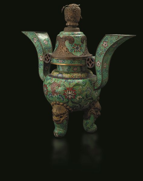Grande incensiere tripode a smalti cloisonn con decori a fiore di loto e coperchio con dettagli a traforo, Cina, Dinastia Qing, epoca Guangxu (1875-1908)<BR>  - Asta Arte Orientale - Associazione Nazionale - Case d'Asta italiane