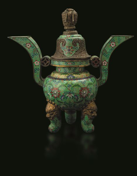 Grande incensiere tripode a smalti cloisonn con decori a fiore di loto e coperchio con dettagli a traforo, Cina, Dinastia Qing, epoca Guangxu (1875-1908)<BR>  - Asta Arte Orientale - Associazione Nazionale - Case d'Asta italiane