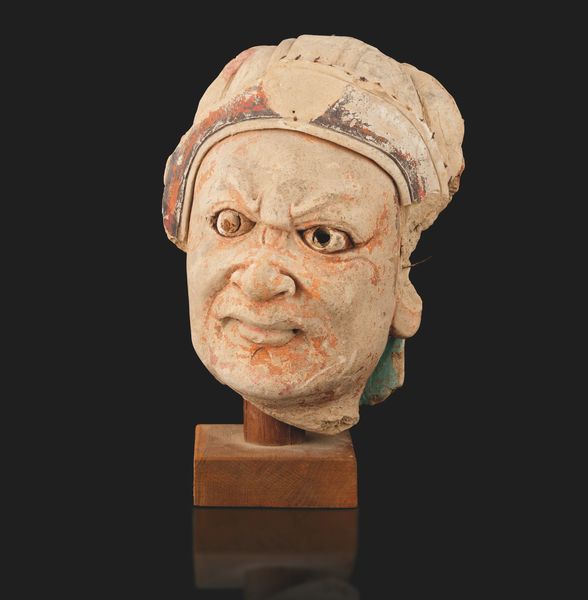 Testa in stucco con tracce di policromia, Cina, Dinastia Ming, XV secolo  - Asta Arte Orientale - Associazione Nazionale - Case d'Asta italiane