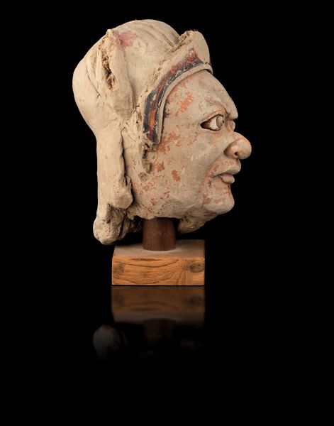 Testa in stucco con tracce di policromia, Cina, Dinastia Ming, XV secolo  - Asta Arte Orientale - Associazione Nazionale - Case d'Asta italiane