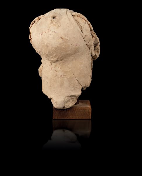 Testa in stucco con tracce di policromia, Cina, Dinastia Ming, XV secolo  - Asta Arte Orientale - Associazione Nazionale - Case d'Asta italiane