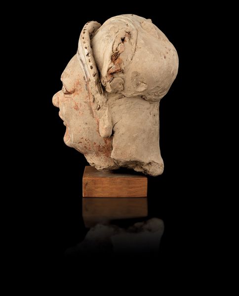 Testa in stucco con tracce di policromia, Cina, Dinastia Ming, XV secolo  - Asta Arte Orientale - Associazione Nazionale - Case d'Asta italiane