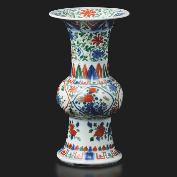 Vaso a tromba Wucai in porcellana a decoro floreale, Cina, XIX secolo  - Asta Arte Orientale - Associazione Nazionale - Case d'Asta italiane