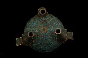 Importante incensiere cloisonn di commitenza imperiale in bronzo a decoro floreale, coperchio e rifiniture dorate ad oro zecchino, il coperchio traforato e rifinito con deco a  draghi tra le nuvole, Cina, Dinastia Qing, epoca Qianlong, XVIII secolo  - Asta Arte Orientale - Associazione Nazionale - Case d'Asta italiane