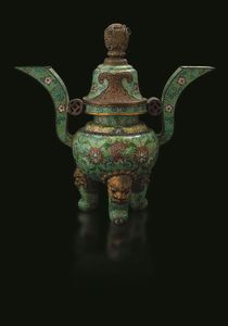 Grande incensiere tripode a smalti cloisonn con decori a fiore di loto e coperchio con dettagli a traforo, Cina, Dinastia Qing, epoca Guangxu (1875-1908)<BR>  - Asta Arte Orientale - Associazione Nazionale - Case d'Asta italiane