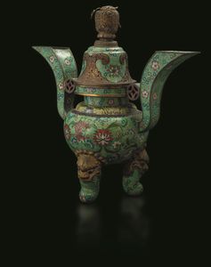 Grande incensiere tripode a smalti cloisonn con decori a fiore di loto e coperchio con dettagli a traforo, Cina, Dinastia Qing, epoca Guangxu (1875-1908)<BR>  - Asta Arte Orientale - Associazione Nazionale - Case d'Asta italiane